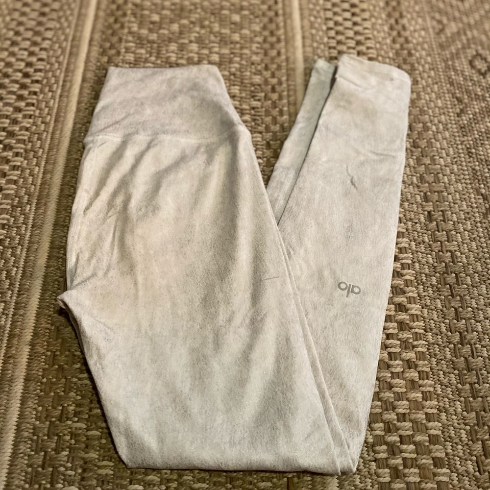 White shimmery alo long leggings